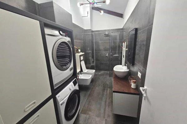 Shtepi me qera Apartament ne Tirane, 3+1, Mobilimi E mobiluar, Pagesa 2,200  Euro.