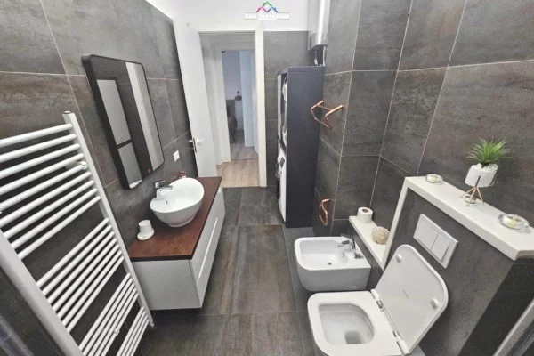 Shtepi me qera Apartament ne Tirane, 3+1, Mobilimi E mobiluar, Pagesa 2,200  Euro.