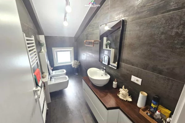 Shtepi me qera 3+1 ne Tirane - 2,200 Euro