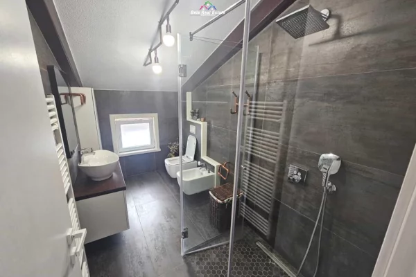 Shtepi me qera Apartament ne Tirane, 3+1, Mobilimi E mobiluar, Pagesa 2,200  Euro.