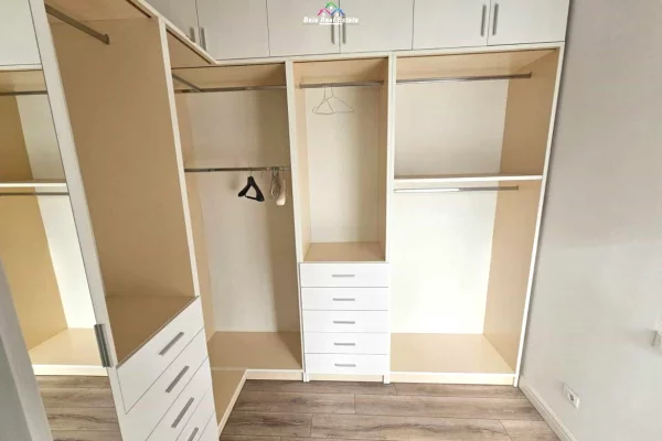 Shtepi me qera Apartament ne Tirane, 3+1, Mobilimi E mobiluar, Pagesa 2,200  Euro.