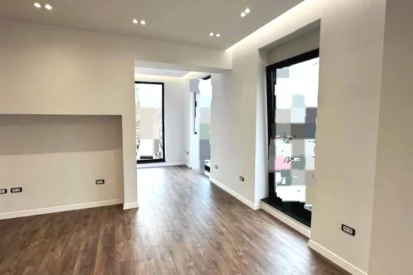 Ambient biznesi me qera 3+1 ne Tirane - 1,550 Euro