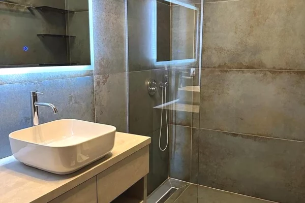 Shtepi me qera Apartament ne Tirane, 3+1, Mobilimi E mobiluar, Pagesa 2,800  Euro.