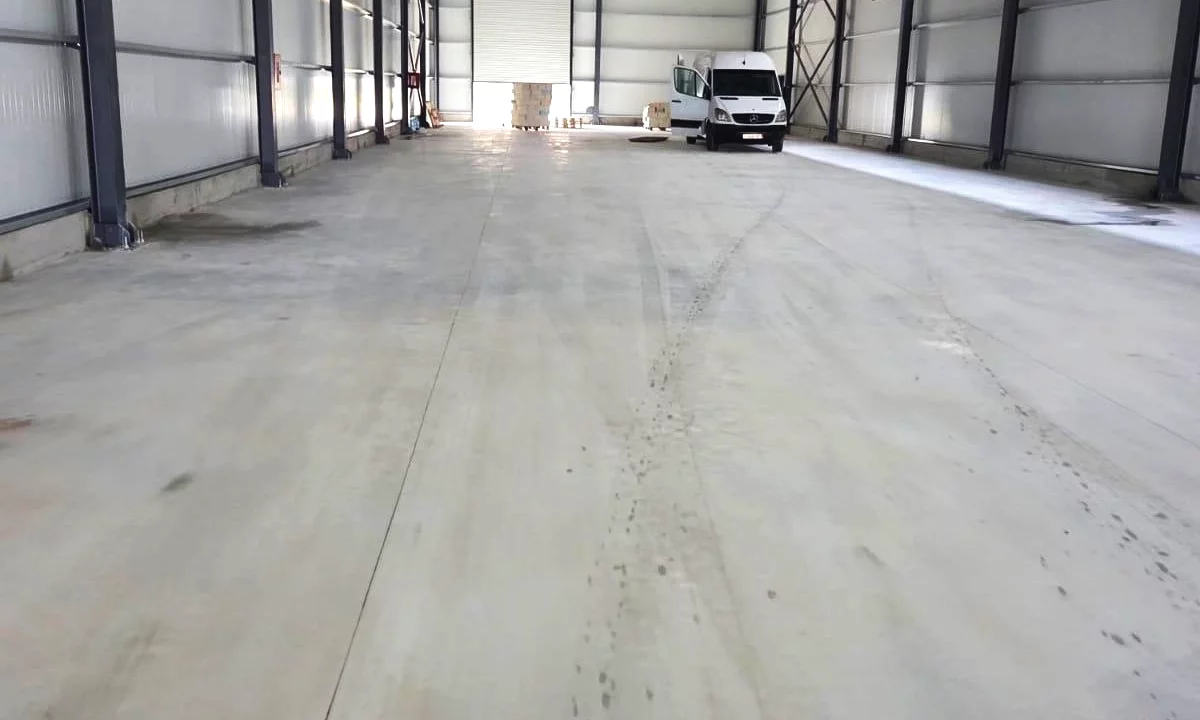 Magazine Me Qera Ne Autostraden Tirane-Durres (ID BM279) Tirane.