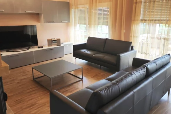 Shtepi me qera 3+1 ne Tirane - 2,000 Euro