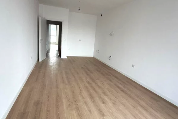 Ambient biznesi me qera 3+1 ne Tirane - 59,000 Leke