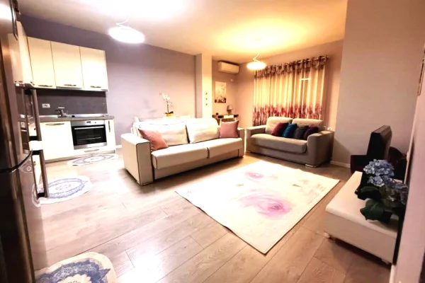 Shtepi me qera 1+1 ne Tirane - 60,000 Leke