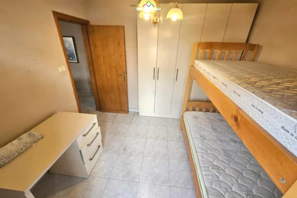 Shtepi ne shitje Apartament ne Tirane, 2+1, Mobilimi E mobiluar, Pagesa 177,000  Euro.