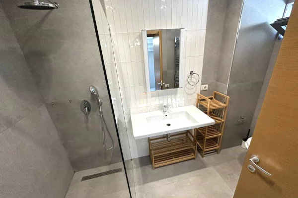 Luxury villas for rent in Tirana 3+1, Emty