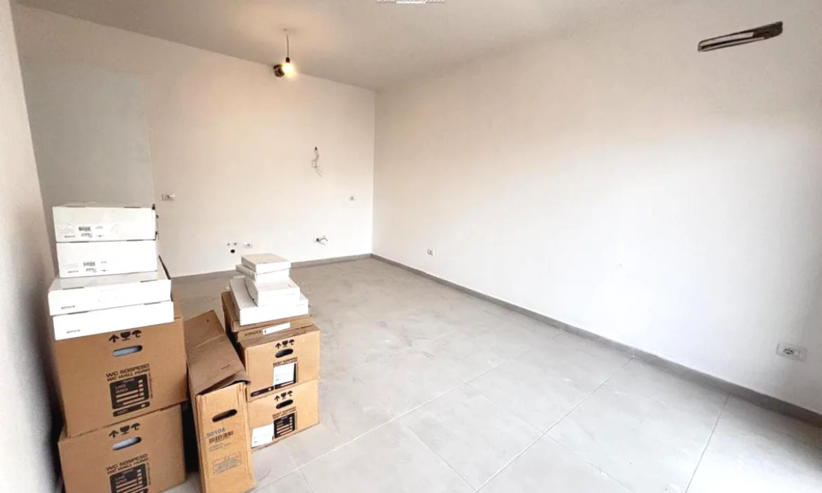 Zyre Me Qera tek Rruga e Barrikadave (ID BZ2819) Tirane