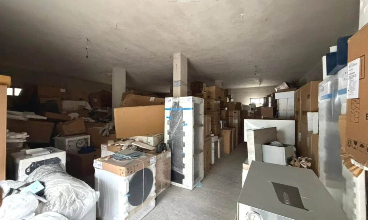 Magazine Me Qera Tek 21 Dhjetori ( ID BM296) Tirane