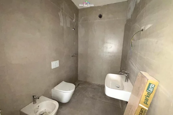 Shtepi ne shitje Apartament ne Tirane, 2+1, Mobilimi Bosh, pa mobiluar, Pagesa 124,850  Euro.