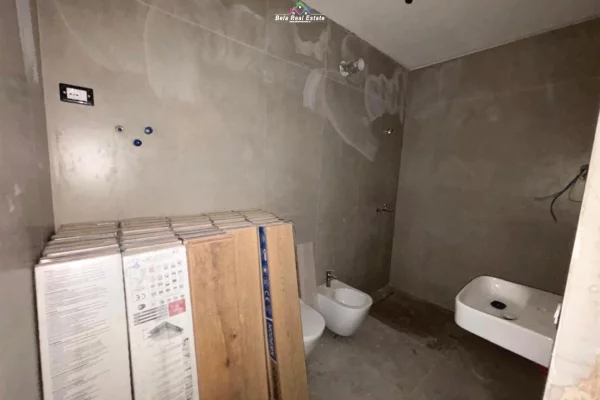 Shtepi ne shitje Apartament ne Tirane, 2+1, Mobilimi Bosh, pa mobiluar, Pagesa 124,850  Euro.