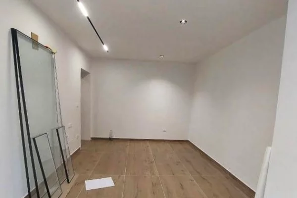 Ambient biznesi me qera 3+1 ne Tirane - 50,000 Leke