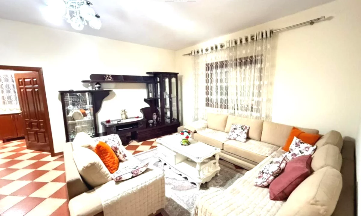 Casa privata/Indipendente in affitto a Tirana 2+1, Arredato