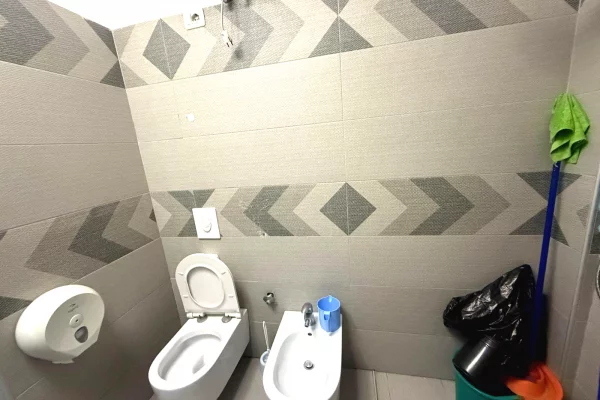 Ambient biznesi me qera 3+1 ne Tirane - 1,883 Euro