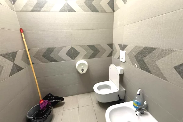 Ambient biznesi me qera 3+1 ne Tirane - 1,883 Euro