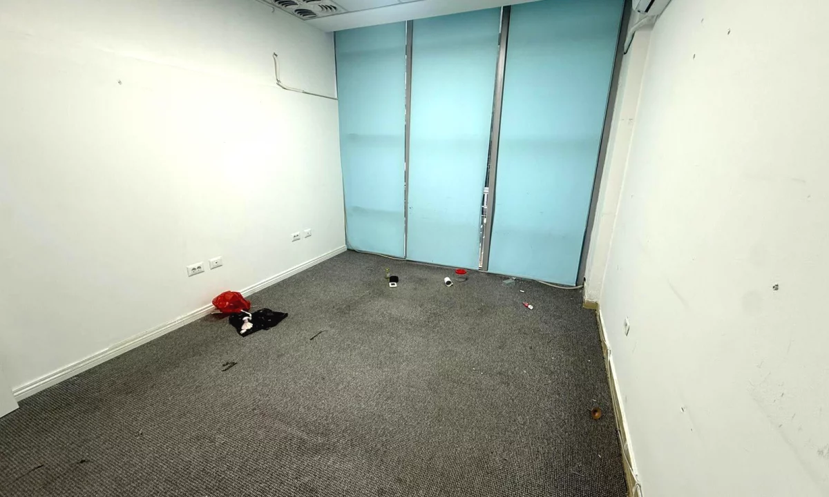 Zyre Me Qera Tek Ish Ekspozita ( ID BZ2823) Tirane