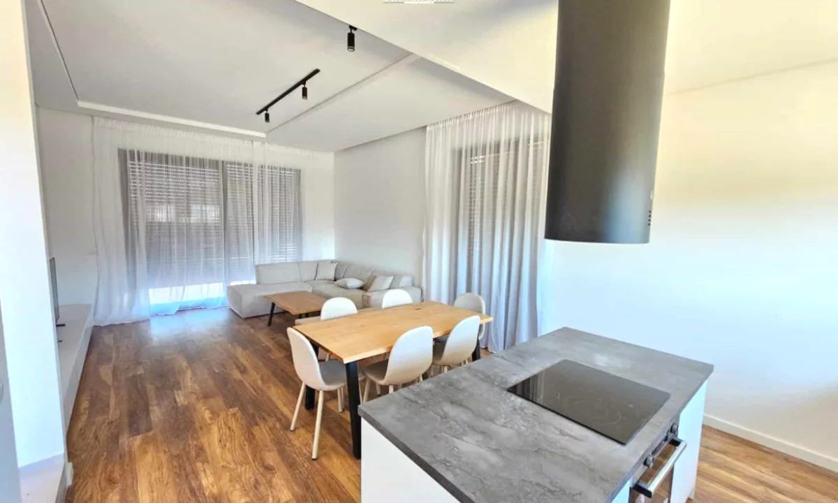 Shtepi me qera Vila Luksoze ne Tirane, 5+1, Mobilimi E mobiluar, Pagesa 3,400  Euro.