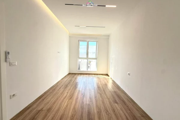 Ambient biznesi me qera 3+1 ne Tirane - 90,000 Leke