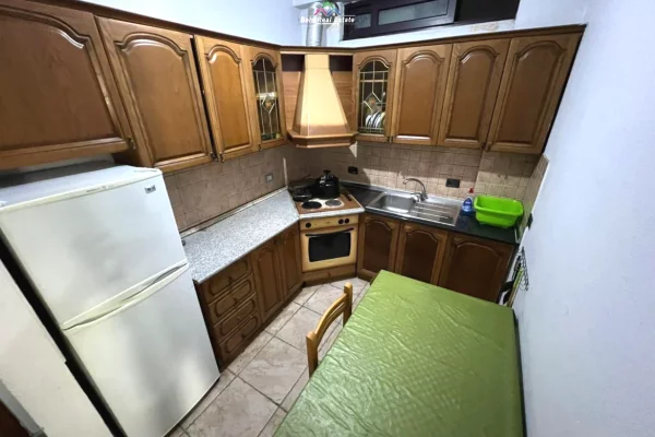 Shtepi me qera Apartament ne Tirane, 3+1, Mobilimi E mobiluar, Pagesa 730  Euro.