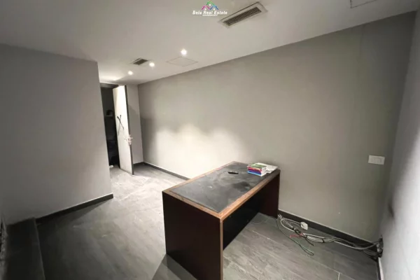 Zyre Me Qera Tek Stadiumi Dinamo (ID BZ2828) Tirane