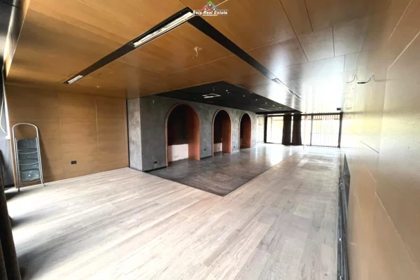 Zyre Me Qera Tek Stadiumi Dinamo (ID BZ2828) Tirane