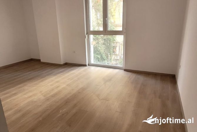 Ambient biznesi me qera 3+1 ne Tirane - 1,200 Euro