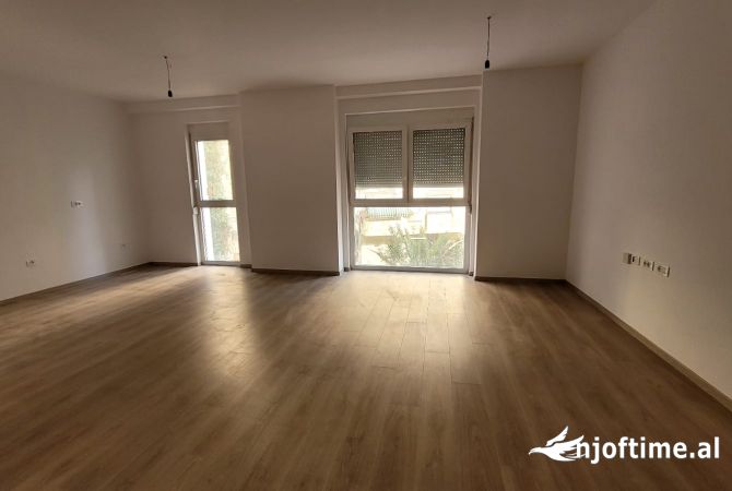 Ambient biznesi me qera 3+1 ne Tirane - 1,200 Euro