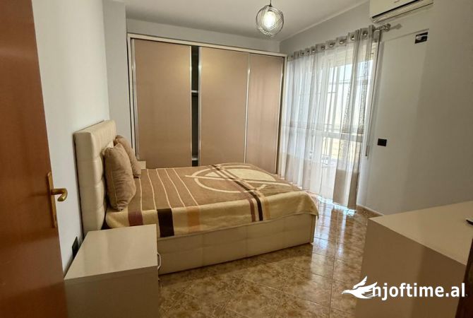 Shtepi me qera Apartament ne Tirane, 2+1, Mobilimi E mobiluar, Pagesa 650  Euro.