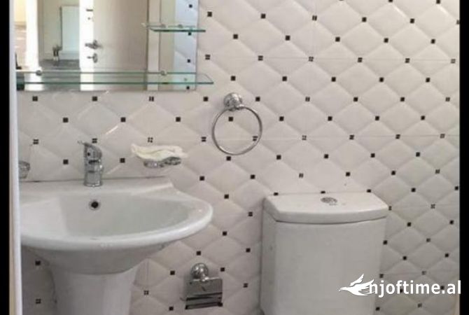 Shtepi me qera Shtepi Private ne Tirane, 4+1, Mobilimi Pjeserisht e mobiluar, Pagesa 500  Euro.