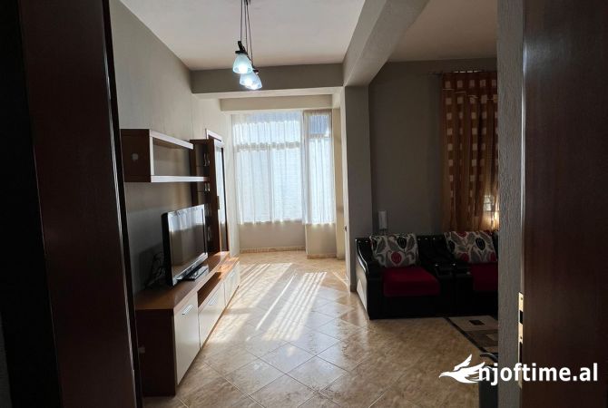 Shtepi me qera Shtepi Private ne Tirane, 2+1, Mobilimi E mobiluar, Pagesa 700  Euro.