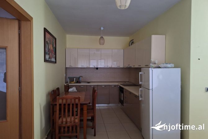 Shtepi me qera Apartament ne Tirane, 3+1, Mobilimi E mobiluar, Pagesa 42,000  Leke.