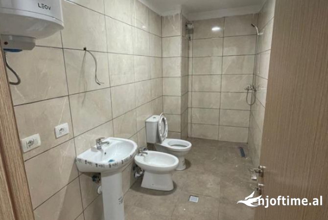 Shtepi me qera Apartament ne Tirane, 3+1, Mobilimi Bosh, pa mobiluar, Pagesa 45,000  Leke.