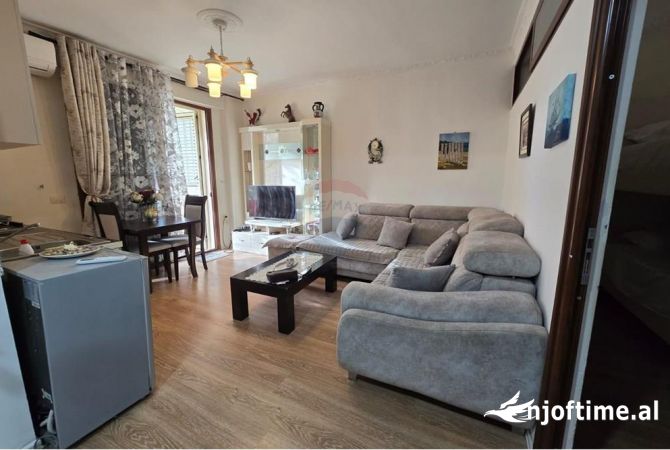 Shtepi ne shitje Apartament ne Vlore, 2+1, Mobilimi E mobiluar, Pagesa 115,000  Euro.