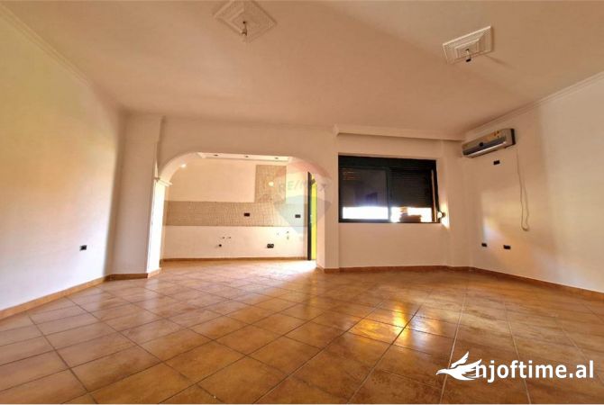 Shtepi ne shitje Apartament ne Vlore, 2+1, Mobilimi Bosh, pa mobiluar, Pagesa 150,000  Euro.