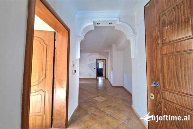 Shtepi ne shitje Apartament ne Vlore, 2+1, Mobilimi Bosh, pa mobiluar, Pagesa 150,000  Euro.
