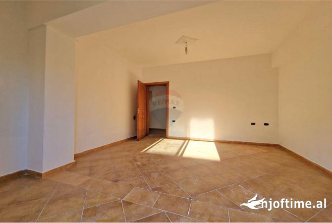 Shtepi ne shitje Apartament ne Vlore, 2+1, Mobilimi Bosh, pa mobiluar, Pagesa 150,000  Euro.