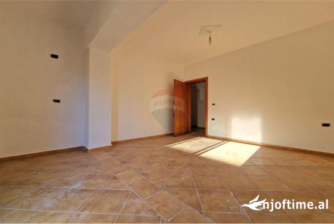 Shtepi ne shitje Apartament ne Vlore, 2+1, Mobilimi Bosh, pa mobiluar, Pagesa 150,000  Euro.