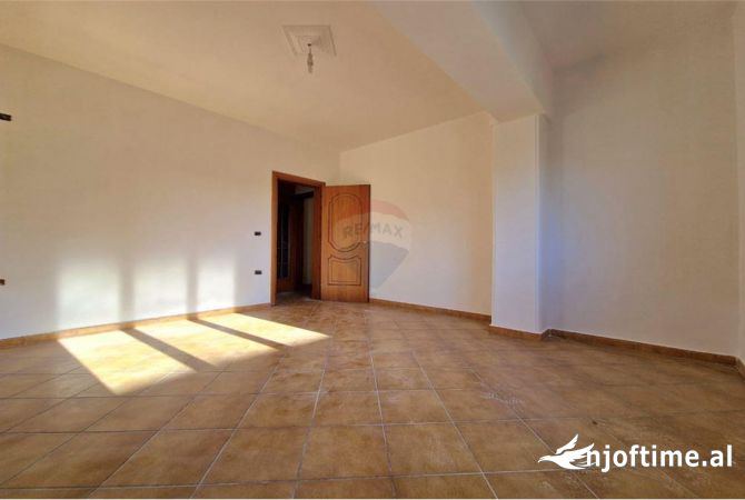 Shtepi ne shitje Apartament ne Vlore, 2+1, Mobilimi Bosh, pa mobiluar, Pagesa 150,000  Euro.