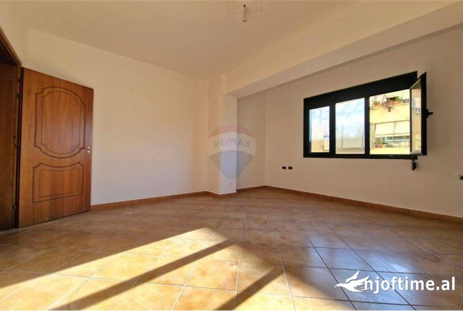 Shtepi ne shitje Apartament ne Vlore, 2+1, Mobilimi Bosh, pa mobiluar, Pagesa 150,000  Euro.