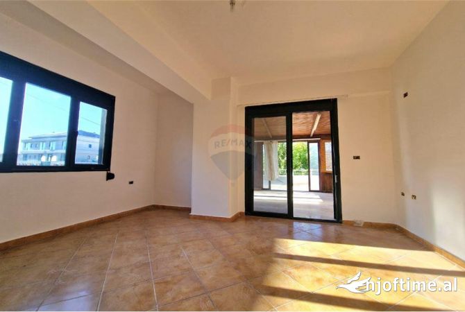 Shtepi ne shitje Apartament ne Vlore, 2+1, Mobilimi Bosh, pa mobiluar, Pagesa 150,000  Euro.