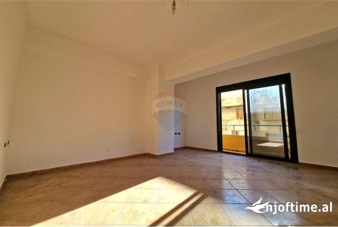 Shtepi ne shitje Apartament ne Vlore, 2+1, Mobilimi Bosh, pa mobiluar, Pagesa 150,000  Euro.