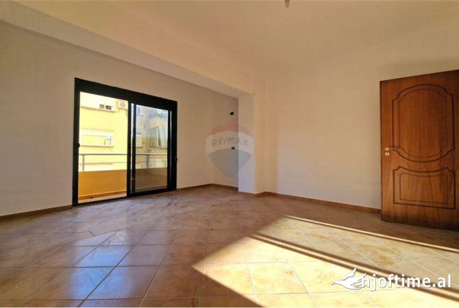 Shtepi ne shitje Apartament ne Vlore, 2+1, Mobilimi Bosh, pa mobiluar, Pagesa 150,000  Euro.
