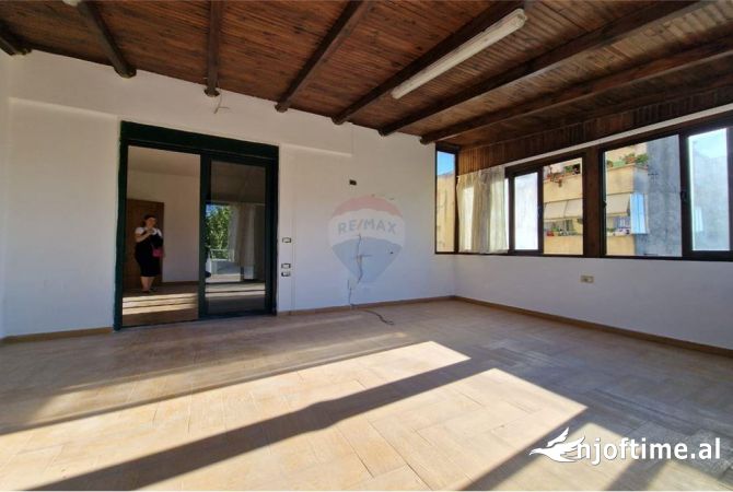 Shtepi ne shitje Apartament ne Vlore, 2+1, Mobilimi Bosh, pa mobiluar, Pagesa 150,000  Euro.