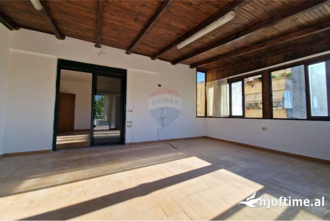 Shtepi ne shitje Apartament ne Vlore, 2+1, Mobilimi Bosh, pa mobiluar, Pagesa 150,000  Euro.