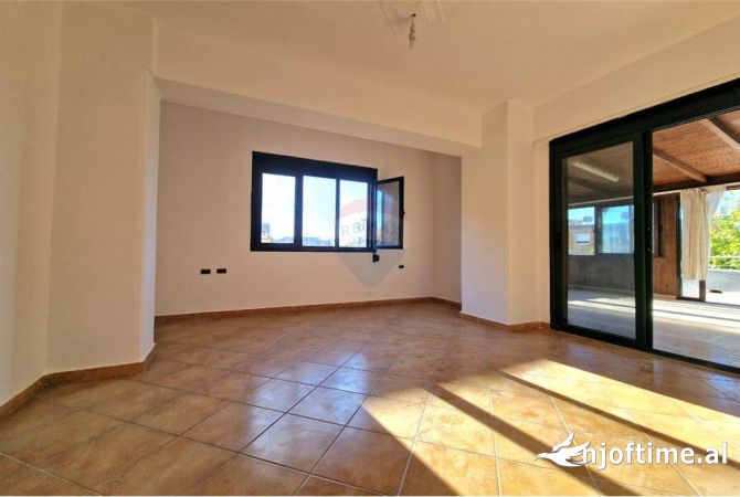 Shtepi ne shitje Apartament ne Vlore, 2+1, Mobilimi Bosh, pa mobiluar, Pagesa 150,000  Euro.