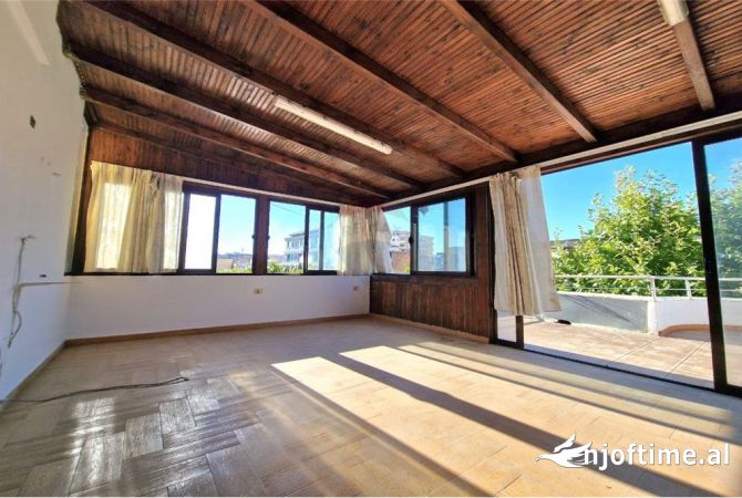 Shtepi ne shitje Apartament ne Vlore, 2+1, Mobilimi Bosh, pa mobiluar, Pagesa 150,000  Euro.