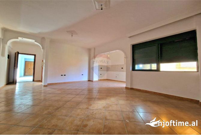 Shtepi ne shitje Apartament ne Vlore, 2+1, Mobilimi Bosh, pa mobiluar, Pagesa 150,000  Euro.