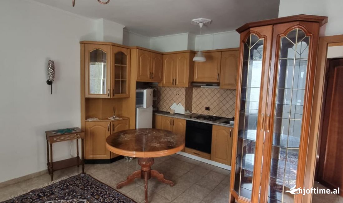 Shtepi me qera Apartament ne Tirane, 2+1, Mobilimi Pjeserisht e mobiluar, Pagesa 700  Euro.